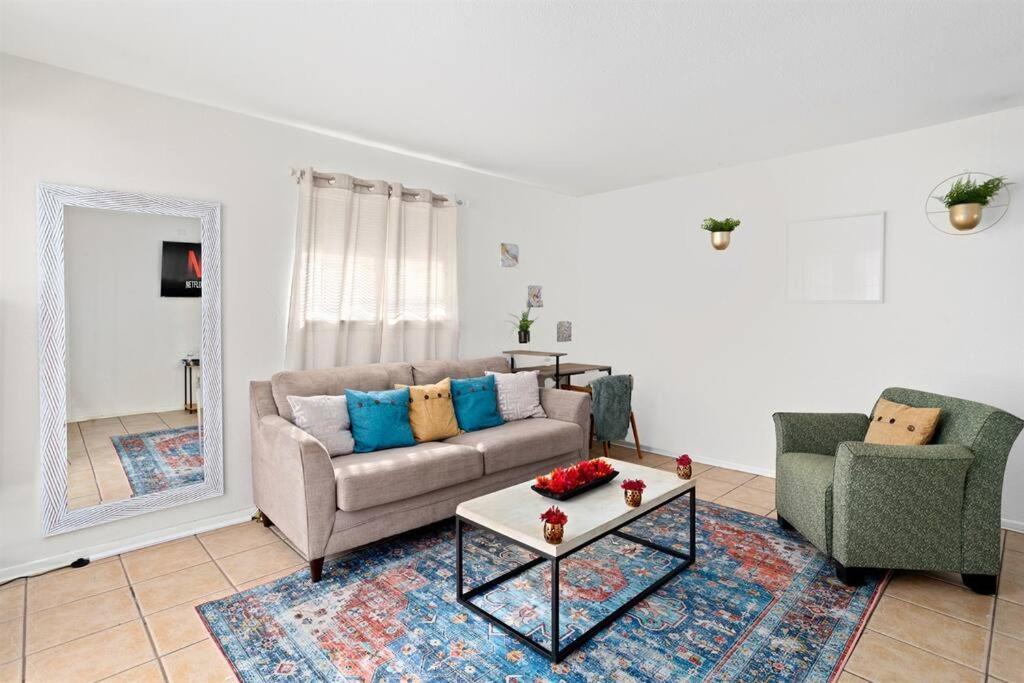 Sat Airport, 4 Bdrms, Large Group, Wheelchair Holiday home